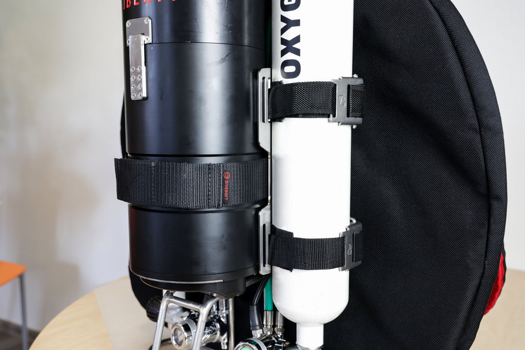 Heavy duty oxygen tank assembly.